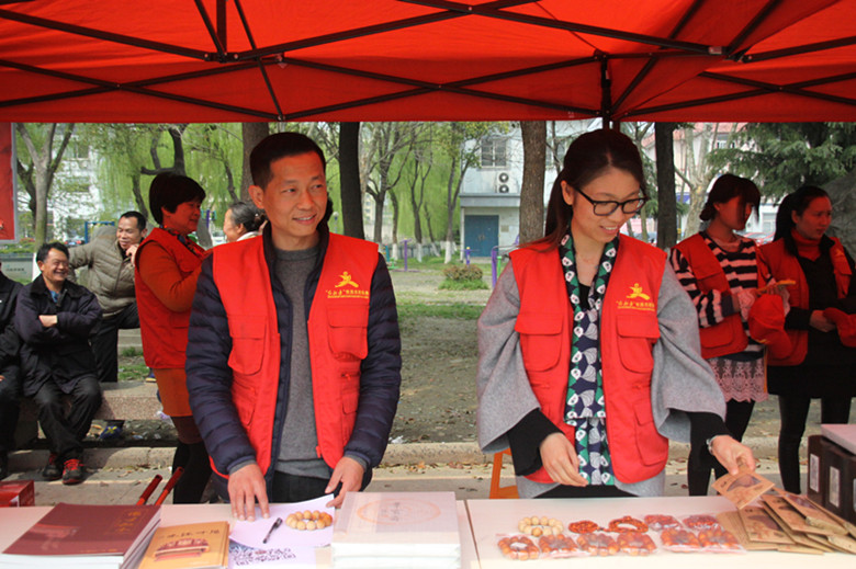 匯才黨員公益行  志愿服務(wù)獻(xiàn)愛心 ——匯才黨支部參加梧桐街道黨員義賣活動