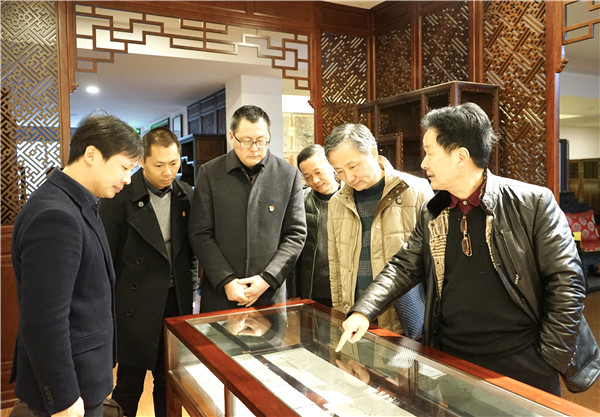 嘉興市總工會黨組書記、常務(wù)副主席嚴(yán)吉丹蒞臨匯才紅木走訪參觀