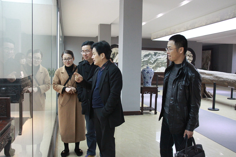 嘉興市旅游委員會副主任汪明華蒞臨匯才紅木參觀指導