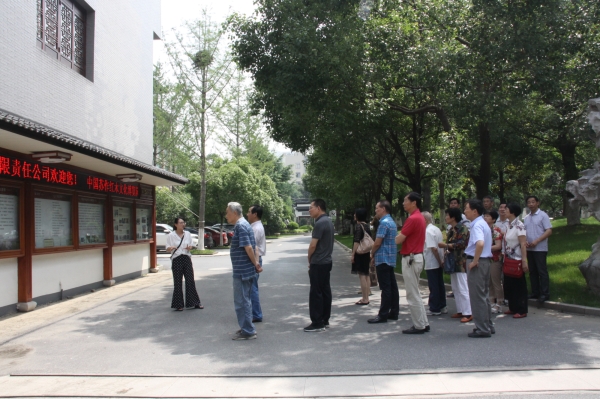 市財政局離退休支部黨員蒞臨匯才紅木參觀交流