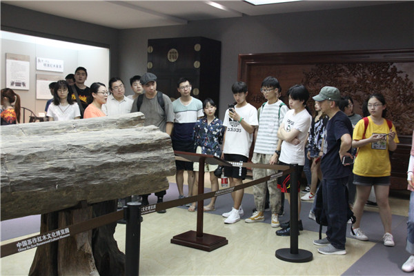 浙江傳媒學(xué)院設(shè)計(jì)藝術(shù)學(xué)院師生蒞臨參觀(guān)