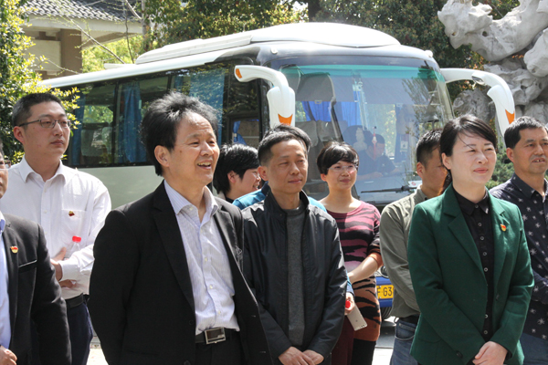 參加全市“雙整”工作月度推進(jìn)會(huì)的領(lǐng)導(dǎo)蒞臨匯才紅木參觀交流黨建工作