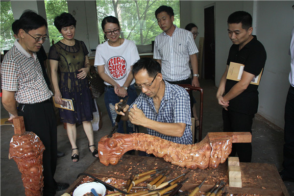 平湖市民盟領(lǐng)導(dǎo)蒞臨匯才紅木調(diào)研指導(dǎo)